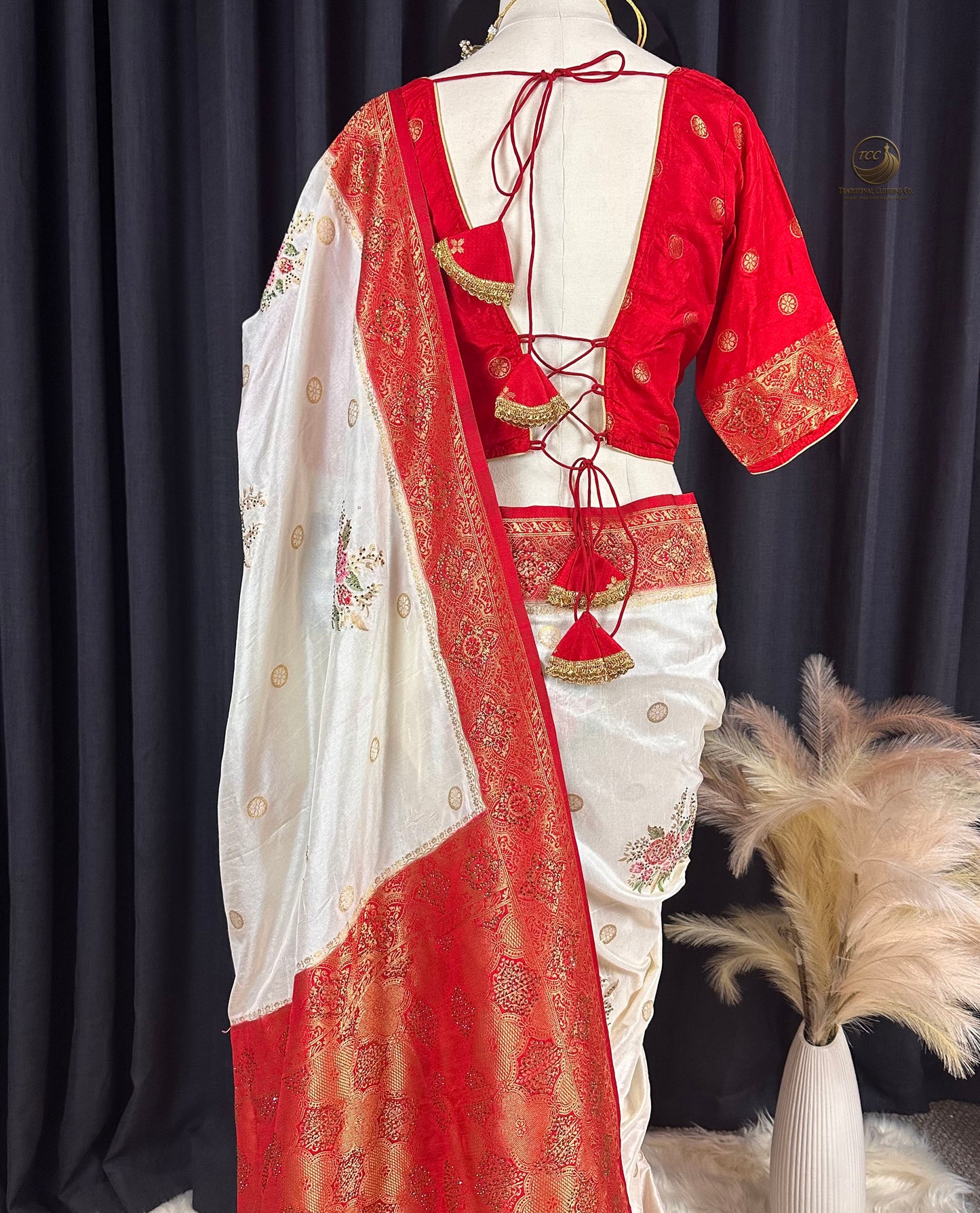 Premium Red & White Embroidered Saree Set – Elegant Traditional & Festive Wear